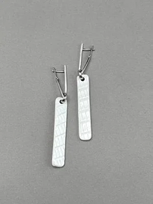 Серьги из кожи белый крокодил арт 53406 в магазине дизайнерских украшений Cherepaha.shop