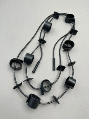 Колье из кожи РОЛЛЫ чёрный арт 45901 в магазине дизайнерских украшений Cherepaha.shop