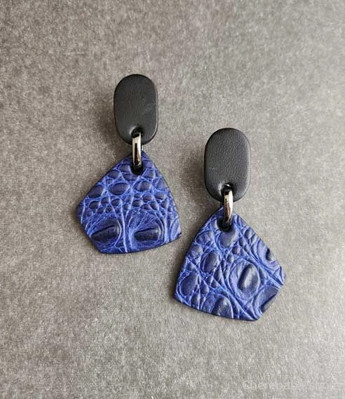 Серьги из кожи крокодил синий арт 23413