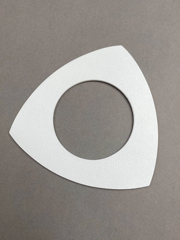 Браслет-кулон наборный из кожи ТРЕУГОЛЬНИК белый арт 39602 Браслет-кулон наборный из кожи ТРЕУГОЛЬНИК белый арт 39602