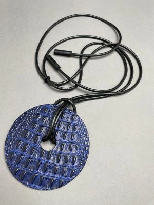 Колье из кожи ДИСК синий крокодил чёрный арт 19313