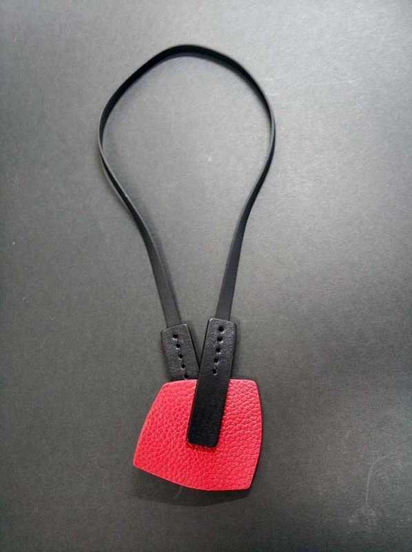 Колье из кожи КНОПКА красный арт 1478