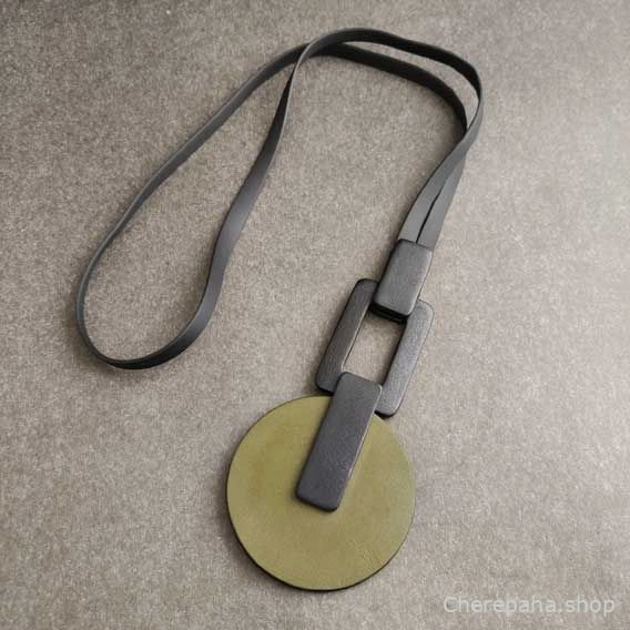 Кулон из кожи хаки арт 13611 Кулон из кожи хаки арт 13611