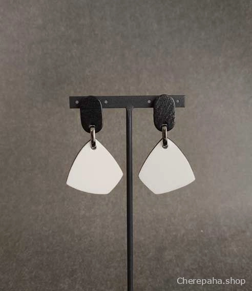 Серьги из кожи белый арт 2342