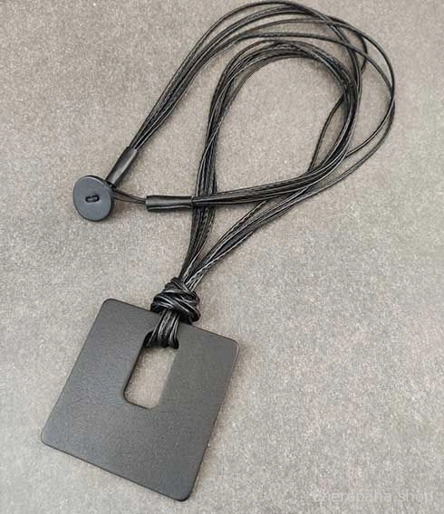 Кулон из кожи чёрный арт 26001