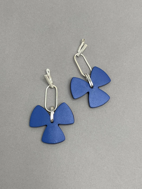 Серьги из кожи ТРИЛИСТНИК синий арт 40403 Серьги из кожи ТРИЛИСТНИК синий арт 40403