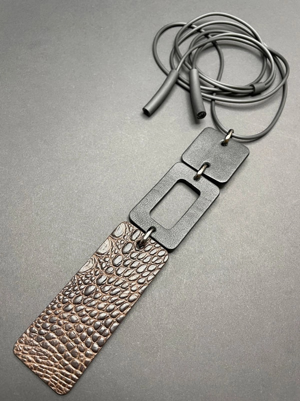 Кулон из кожи СТИК шоколадный крокодил арт 18617 Кулон из кожи СТИК шоколадный крокодил арт 18617