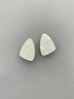 Серьги из кожи ЛЕПЕСТОК айвори серебряная патина арт 21417