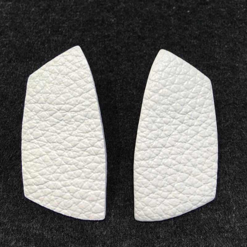 Серьги из кожи белый арт 1052 Серьги из кожи белый арт 1052