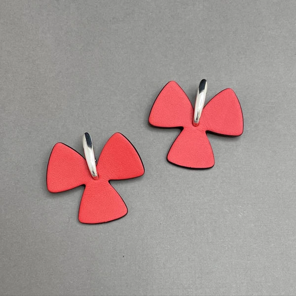 Серьги из кожи ТРИЛИСТНИК L красный чёрный арт 41303 Серьги из кожи ТРИЛИСТНИК L красный чёрный арт 41303