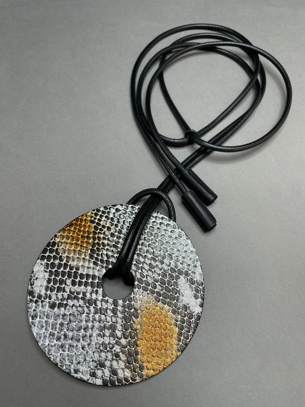 Колье из кожи ДИСК серая змея чёрный арт 19314 Колье из кожи ДИСК серая змея чёрный арт 19314