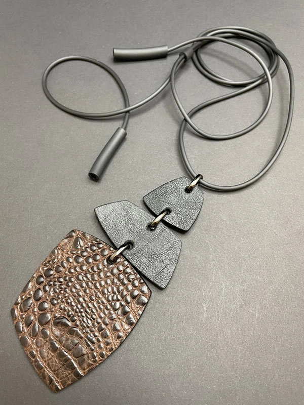 Кулон кожаный ТРИО крокодил шоколадный чёрный арт 23317