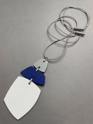 Кулон из кожи ТРИО 3 белый синий серый арт 29214 в магазине дизайнерских украшений Cherepaha.shop