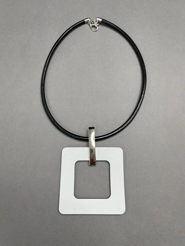 Кулон из кожи ФРЕЙМ белый арт 31802 Кулон из кожи ФРЕЙМ белый арт 31802