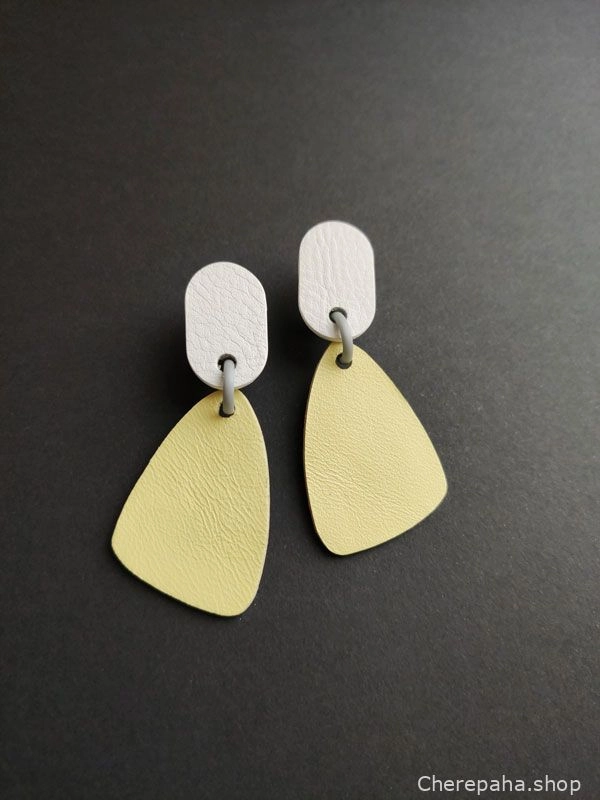 Серьги из кожи светло-жёлтый белый арт 30303 Серьги из кожи светло-жёлтый белый арт 30303