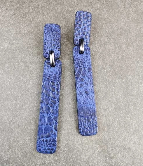 Серьги из кожи СТИК XL синий крокодил арт 26504 Серьги из кожи СТИК XL синий крокодил арт 26504