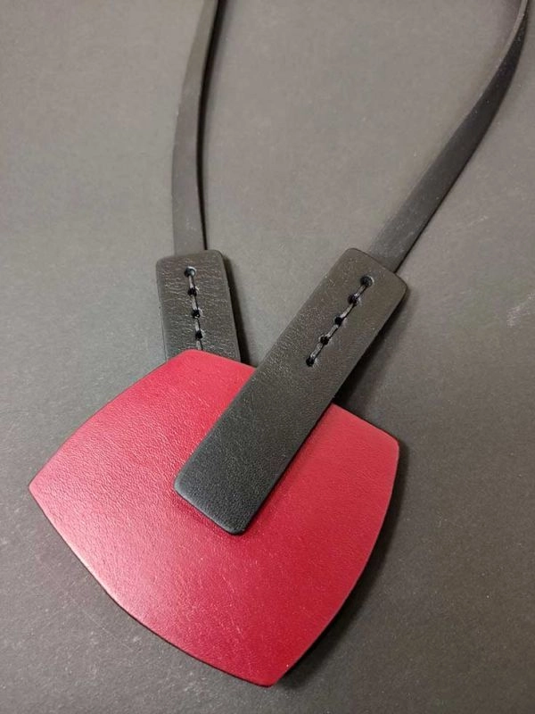 Колье из кожи КНОПКА красный_чёрный арт 1475