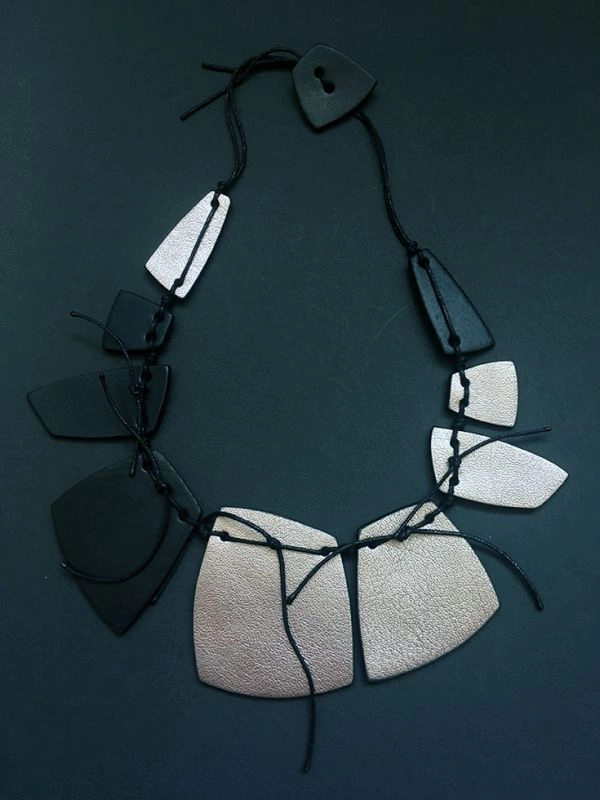 Колье из кожи ХЛОЯ серебро арт 0776