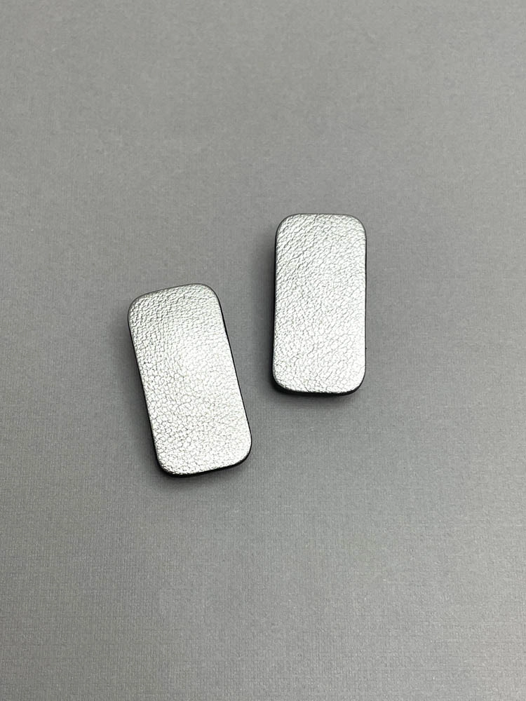 Серьги из кожи 2x4 серебро чёрный арт 15111 Серьги из кожи 2x4 серебро чёрный арт 15111