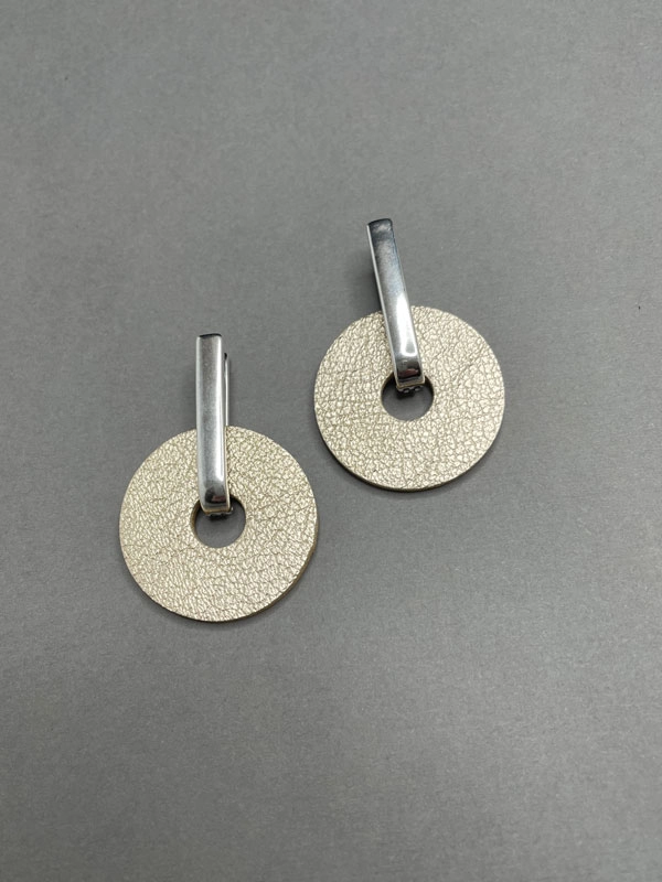 Серьги из кожи ДИСК шампань карамель арт 2090 Серьги из кожи ДИСК шампань карамель арт 2090