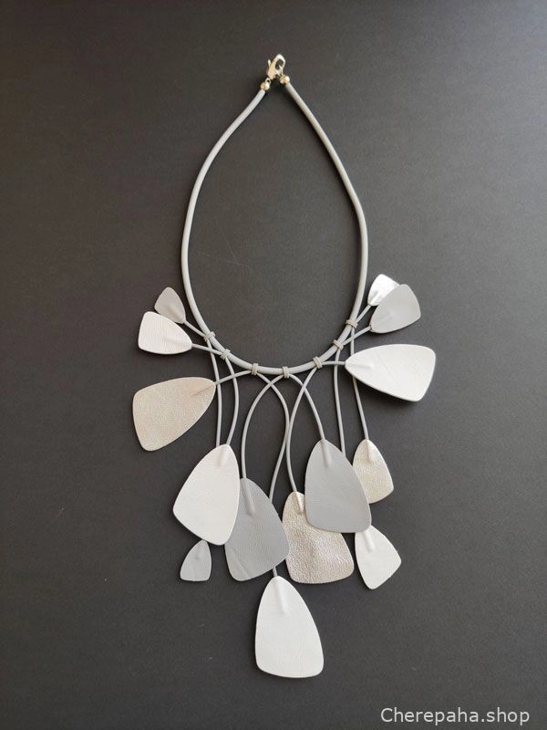 Ожерелье из кожи ЛИАНА белый серебро арт 25712
