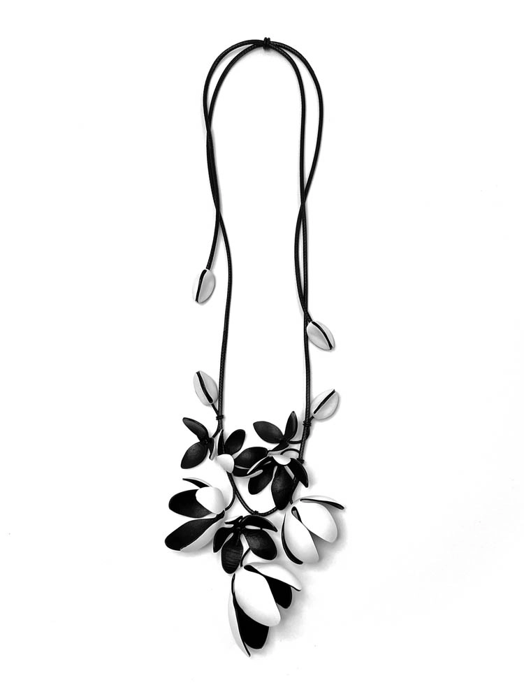 Бусы из кожи МАГНОЛИЯ белый чёрный арт 35006 Бусы из кожи МАГНОЛИЯ белый чёрный арт 35006