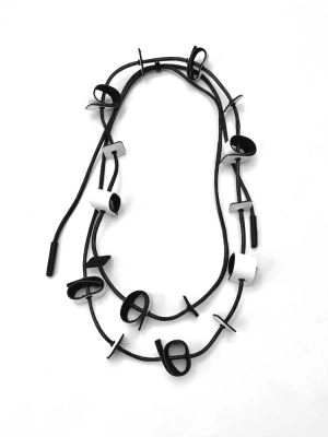 Колье из кожи РОЛЛЫ белый чёрный арт 45902 в магазине дизайнерских украшений Cherepaha.shop