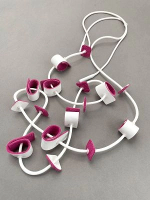 Колье из кожи РОЛЛЫ белый розовый арт 45904 в магазине дизайнерских украшений Cherepaha.shop
