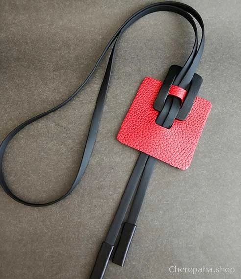 Кулон из кожи КВАДРАТ красный арт 1493 Кулон из кожи КВАДРАТ красный арт 1493