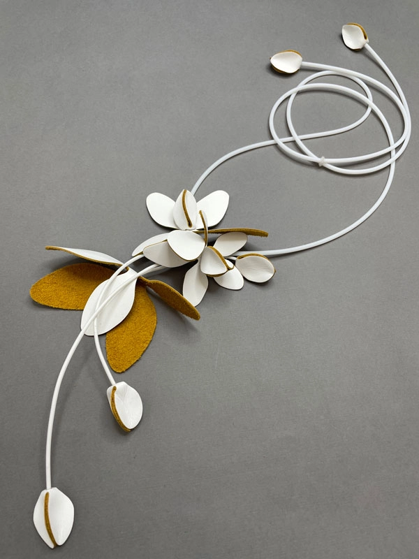 Колье из кожи МАГНОЛИЯ белый жёлтый арт 35605 Колье из кожи МАГНОЛИЯ белый жёлтый арт 35605