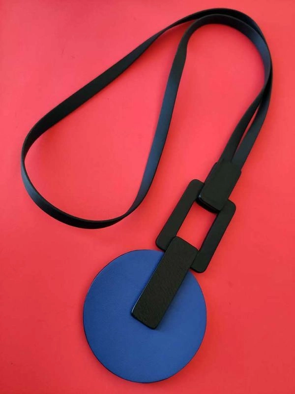 Кулон из кожи синий гладкий_чёрный арт 1364 Кулон из кожи синий гладкий_чёрный арт 1364