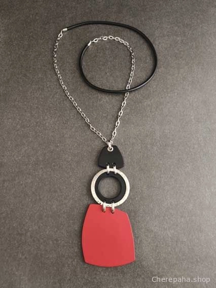 Кулон из кожи красный арт 2313