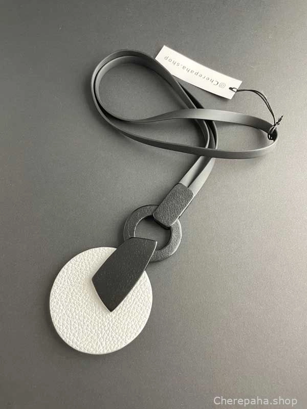 Кулон из кожи КРУГ АС белый арт 1505