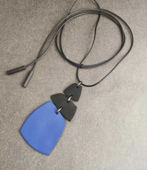 Кулон из кожи ТРИО синий арт 2338