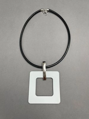 Кулон из кожи ФРЕЙМ белый арт 31802