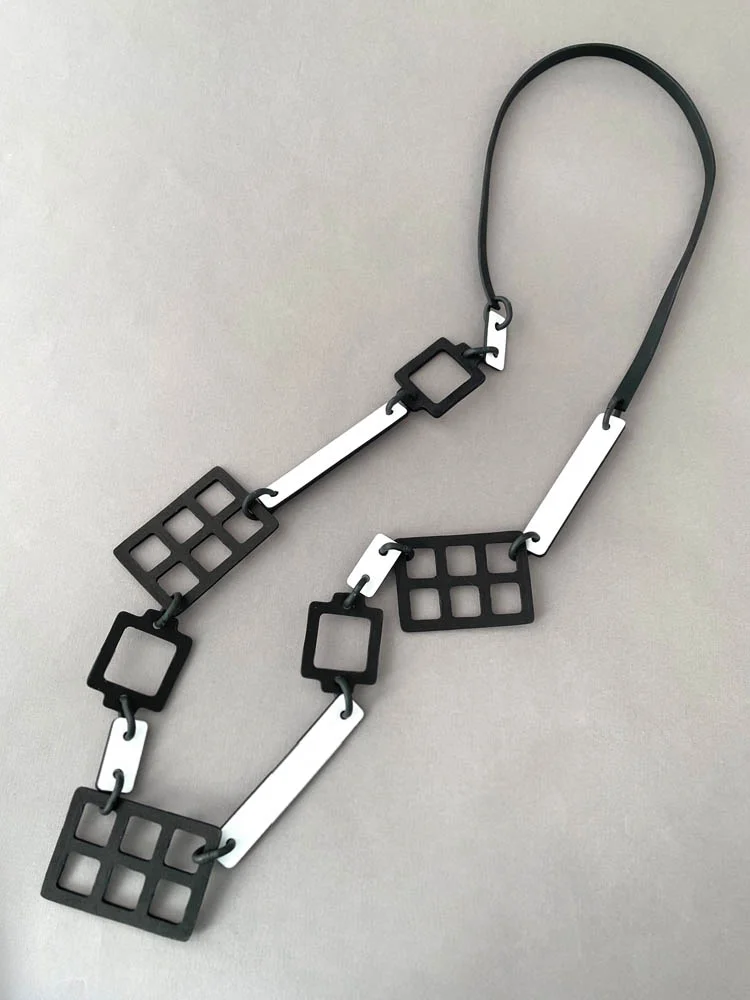 Колье из кожи ТЕХНОАРТ чёрный белый арт 46402 Колье из кожи ТЕХНОАРТ чёрный белый арт 46402