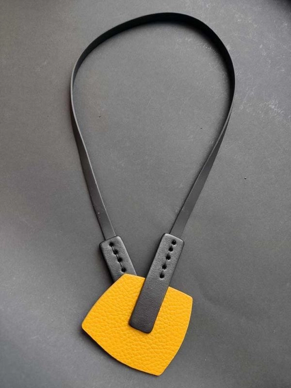 Колье из кожи КНОПКА жёлтый арт 1473