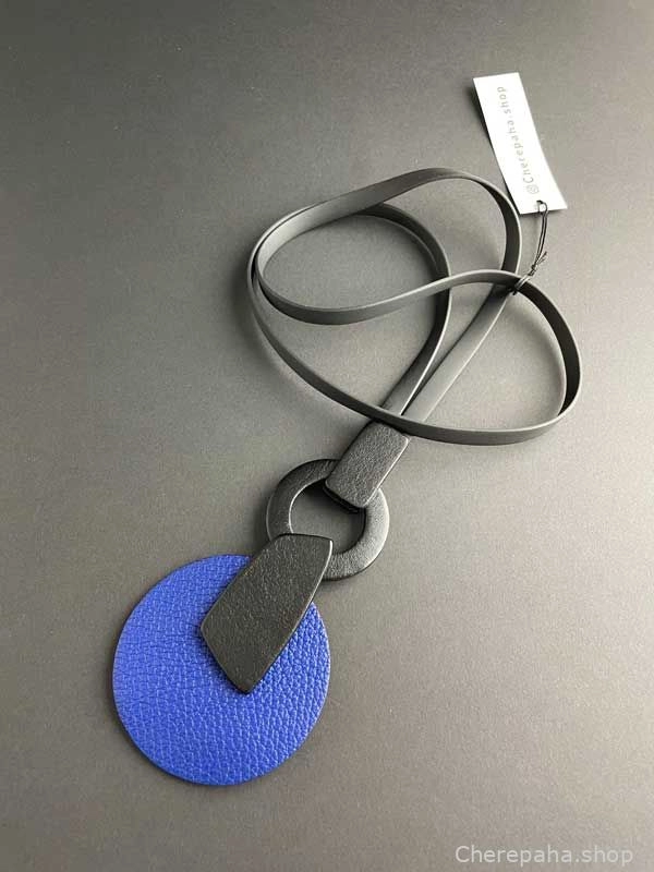 Кулон из кожи КРУГ АС синий_чёрный арт 1504