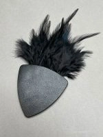 Брошь из кожи ПЕРЬЯ арт 41601 в магазине дизайнерских украшений Cherepaha.shop