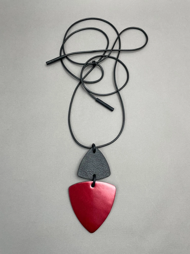 Кулон из кожи ФЛАКОН красный чёрный арт 46703 Кулон из кожи ФЛАКОН красный чёрный арт 46703