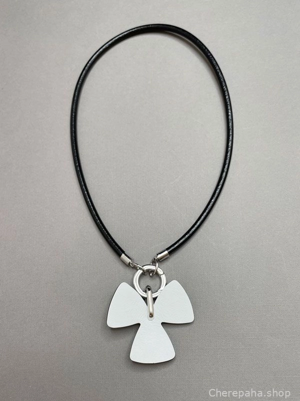 Чокер из кожи ТРИЛИСТНИК белый чёрный арт 38601 Чокер из кожи ТРИЛИСТНИК белый чёрный арт 38601