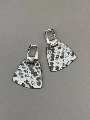 Серьги из кожи серая змея чёрный арт 2223 в магазине дизайнерских украшений Cherepaha.shop