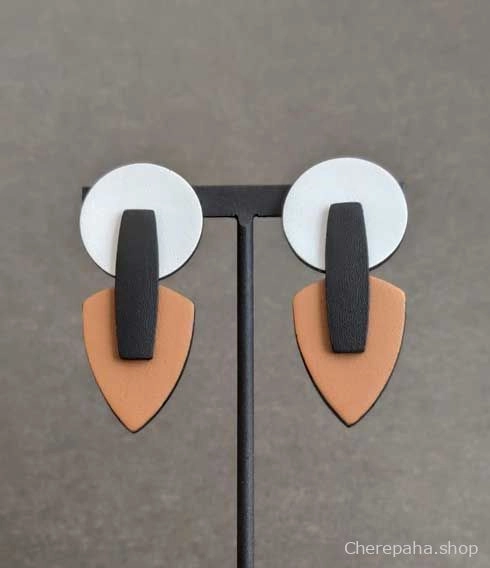 Серьги из кожи СТРЕЛКА белый_карамель арт 27401 Серьги из кожи СТРЕЛКА белый_карамель арт 27401