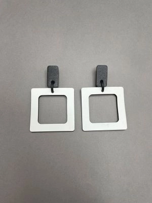 Серьги из кожи ФРЕЙМС белый чёрный арт 37001