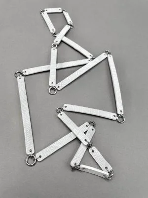 Бусы из кожи СТИК белый крокодил арт 58603