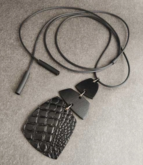 Кулон из кожи ТРИО крокодил арт 2330