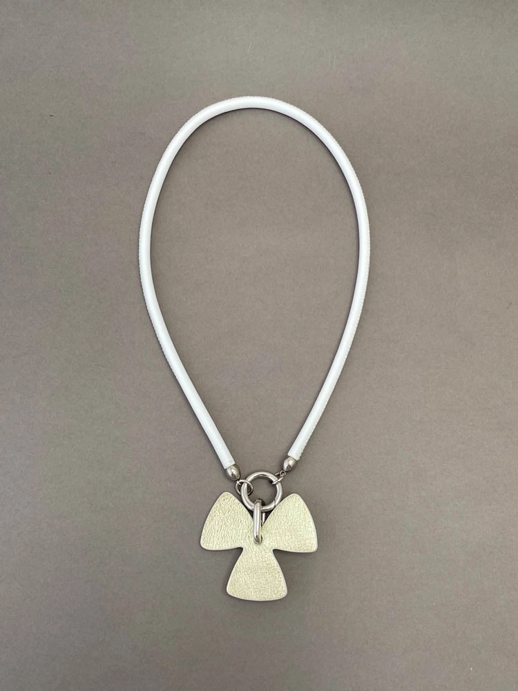 Чокер из кожи ТРИЛИСТНИК лимонное золото белый арт 38604 Чокер из кожи ТРИЛИСТНИК лимонное золото белый арт 38604