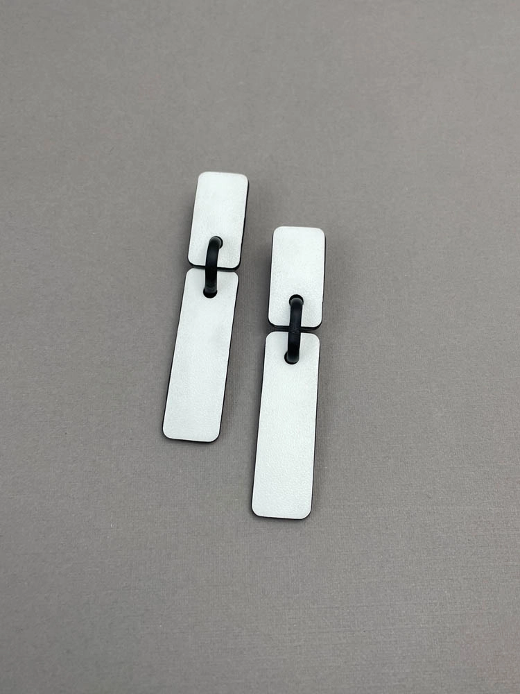 Серьги из кожи СТИК M белый арт 46802 Серьги из кожи СТИК M белый арт 46802