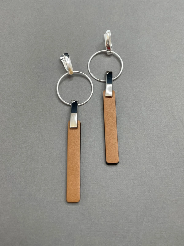 Серьги из кожи карамель арт 34910 Серьги из кожи карамель арт 34910