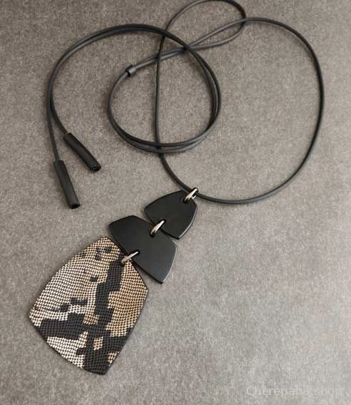 Кулон из кожи ТРИО бежевая змея арт 23311